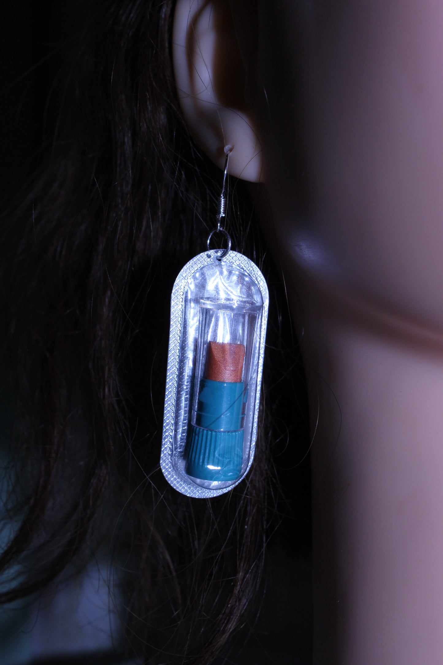 EMERGENCY LIPSTICK EARRING